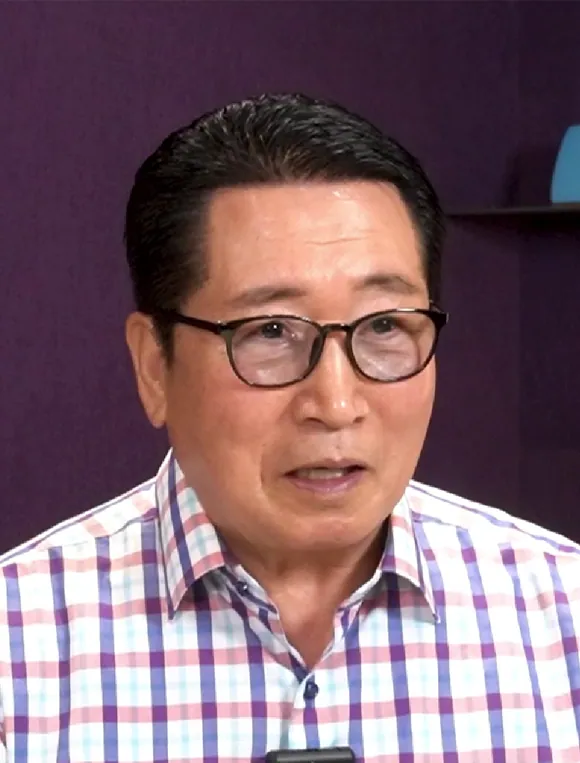 체크무늬 셔츠를 입은 남성